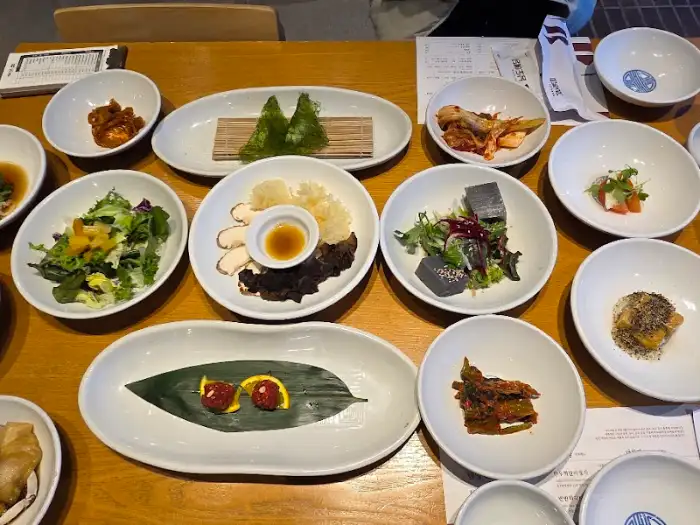 다양한 반찬이 담긴 상차림 사진