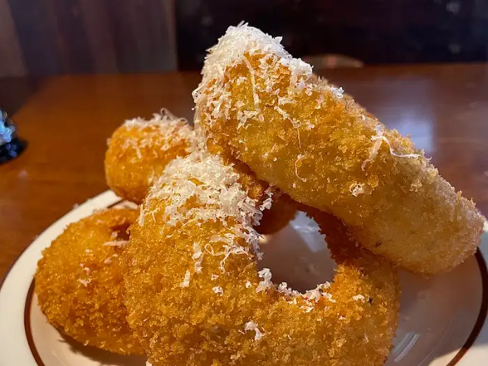 치즈 가루 뿌려진 어니언링