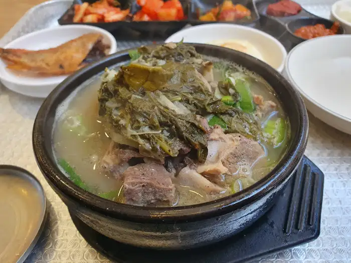 맑고 구수한 뼈다귀 해장국 국물