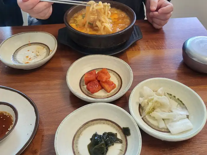 테이블에 놓인 어탕칼제비와 반찬들
