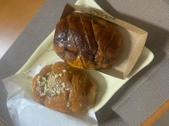 플레이팅된 흑마늘 소금빵