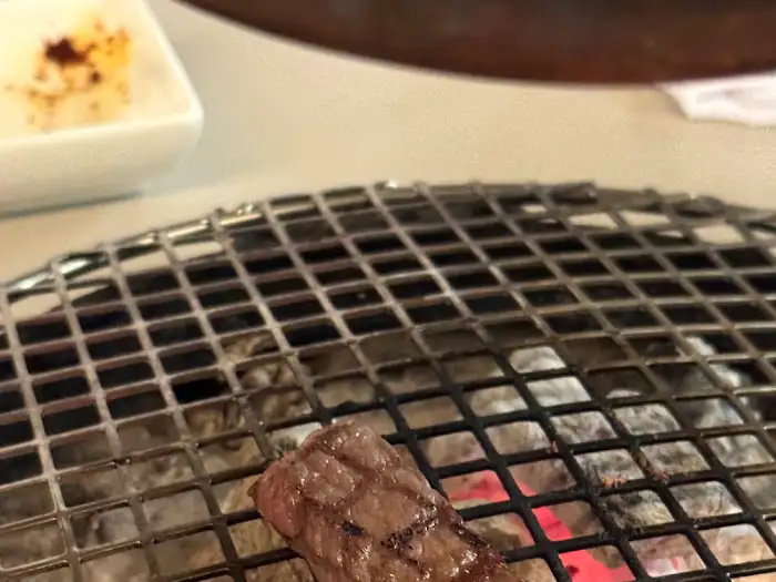 개인 화로 위에서 맛있게 익어가는 소고기