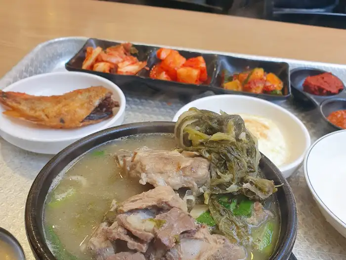 부드럽게 떨어진 뼈다귀 살코기