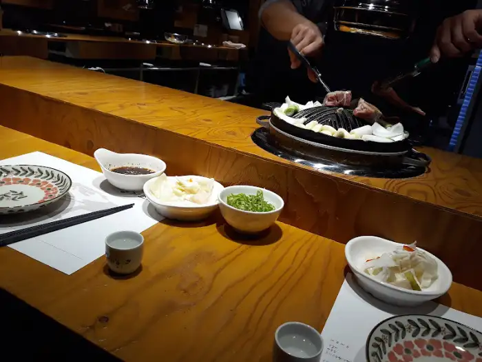 테이블 세팅과 굽고 있는 양갈비