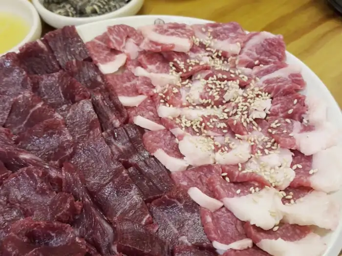 뭉티기와 차돌 모듬 플레이트