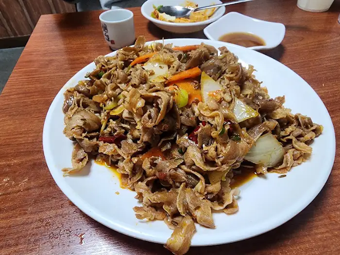 만두와 곁들임 메뉴