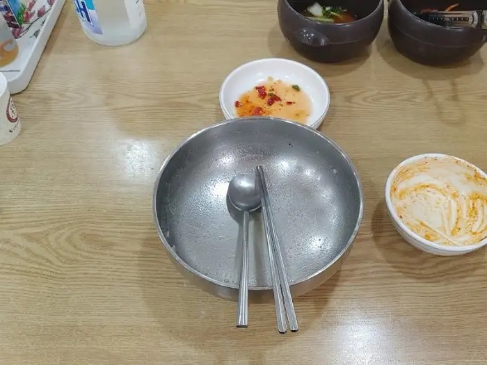 깔끔하게 비워진 놋그릇과 젓가락