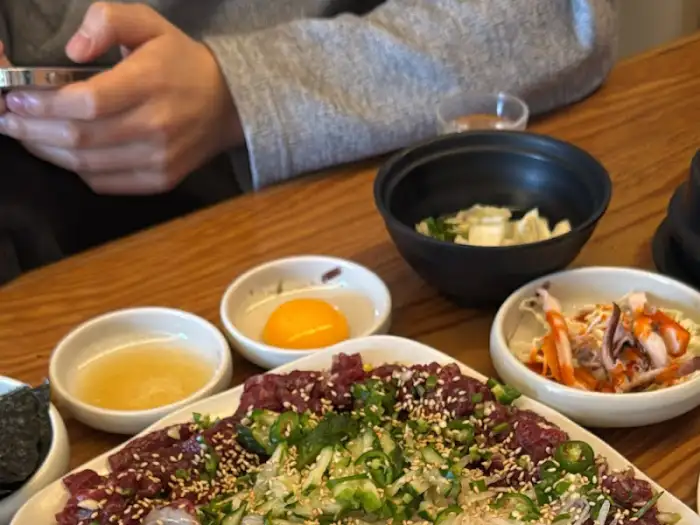 다양한 곁들임 반찬과 메인 메뉴
