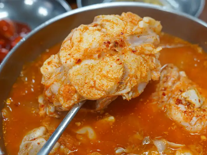 곰치해장국을 국자로 뜨는 모습