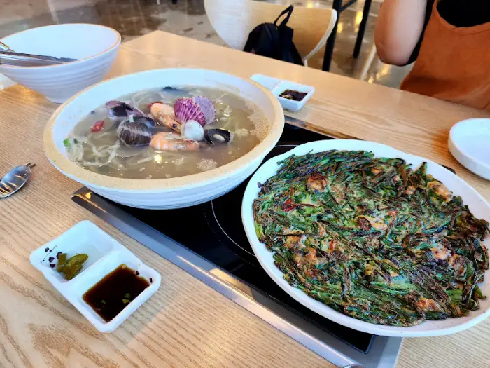 테이블 위 칼국수와 파전, 곁들임
