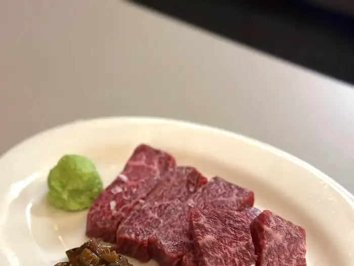 신선한 살치살과 곁들임 찬