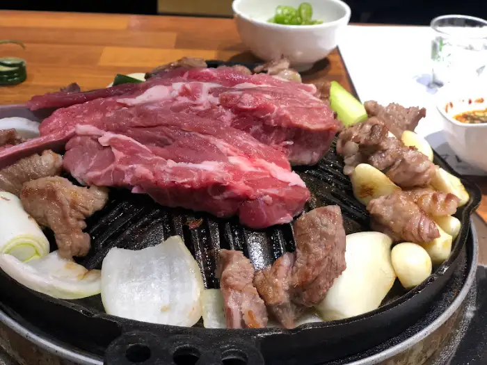 잘 구워진 양갈비와 채소