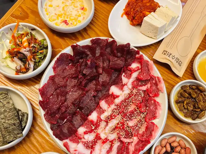 테이블에 차려진 전체 상차림
