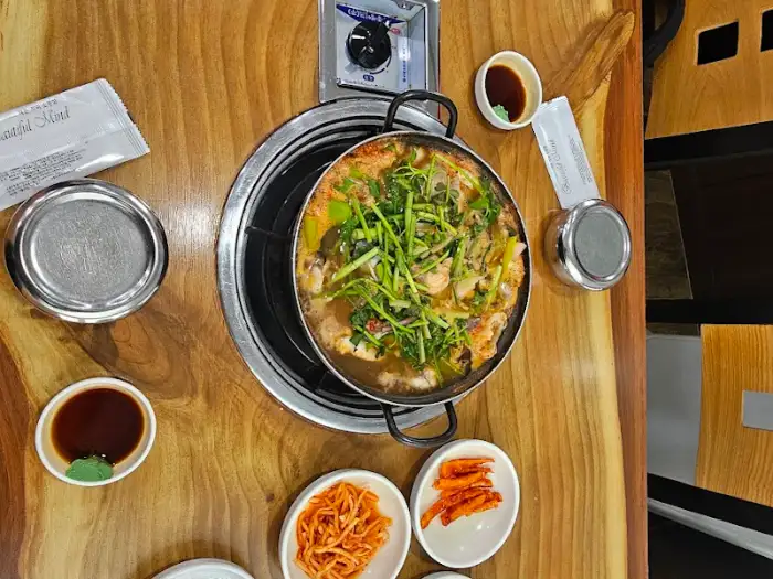 한상 가득 차려진 아귀 지리탕