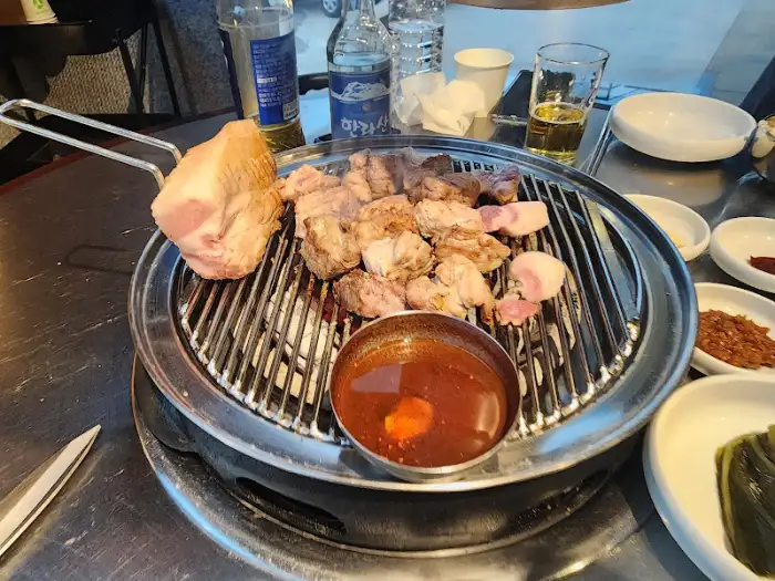 잘 구워진 흑돼지 모듬