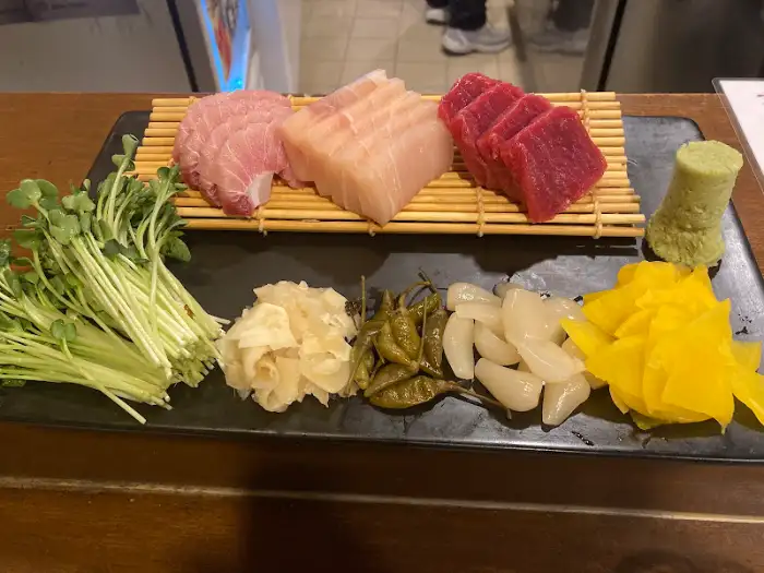 다양한 참치 부위와 곁들임 찬