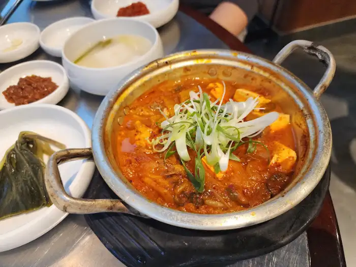 푸짐한 김치찌개