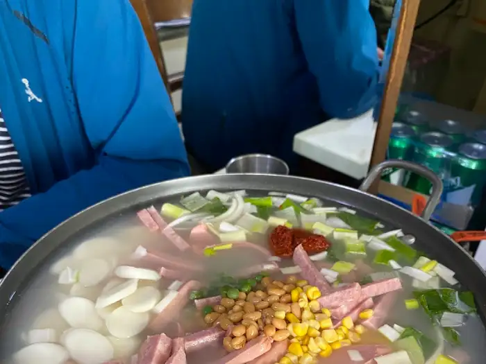 모박사부대찌개 조리 중
