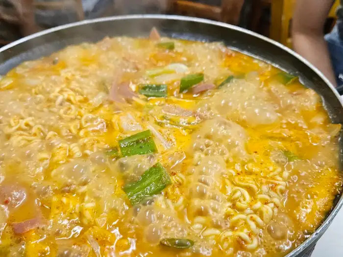 팔팔 끓는 부대찌개