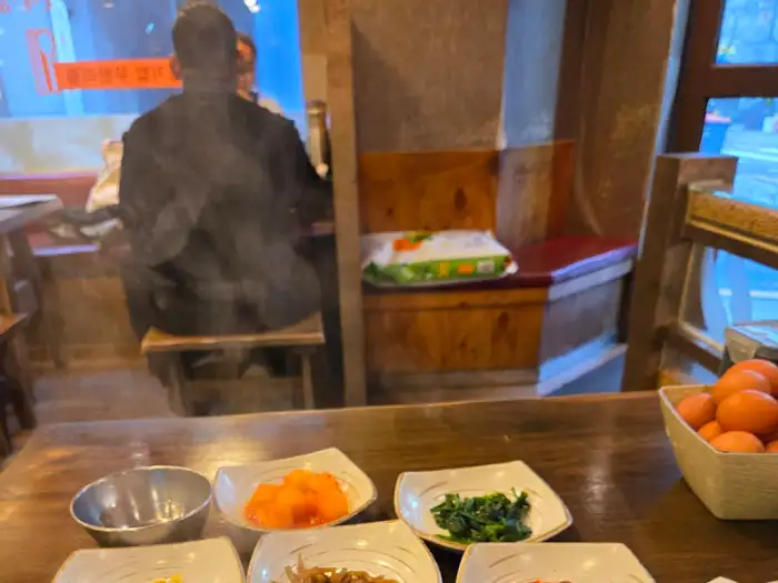 가게 내부와 테이블 세팅