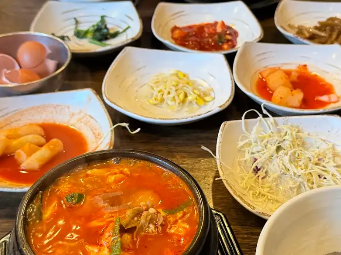 다양한 밑반찬과 찌개