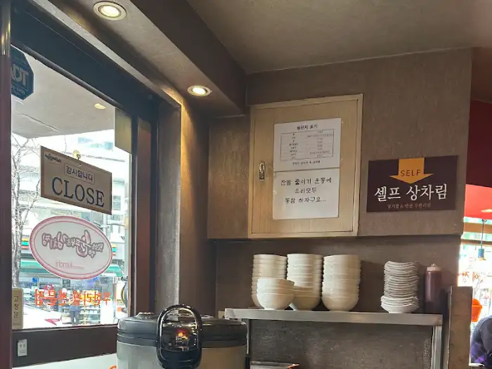 매장 진열대와 소품들