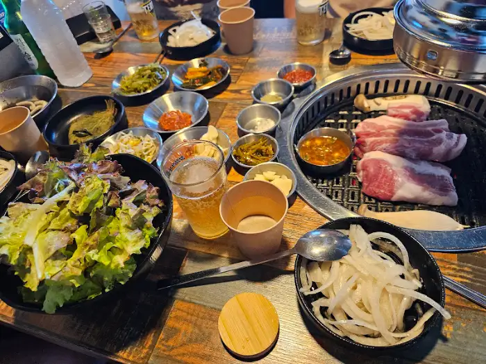 테이블에 차려진 푸짐한 밑반찬과 고기