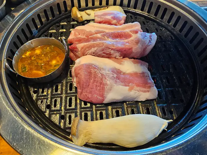 숯불 위에 올려진 두툼한 목살과 삼겹살