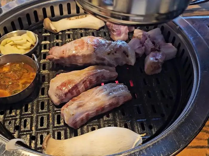 잘 익어가는 고기와 곁들임 찬