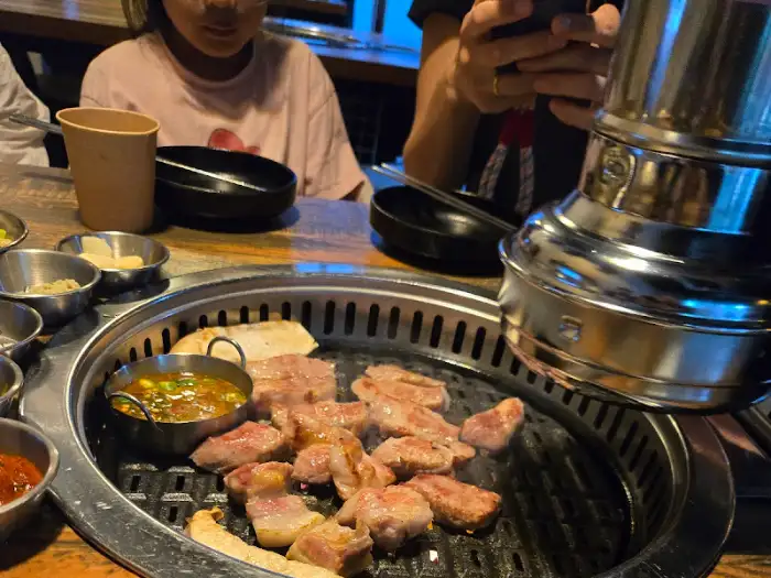잘 익은 고기와 소스를 곁들여 먹는 모습