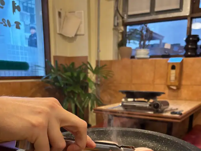 테이블 위 불판과 식사 준비 모습