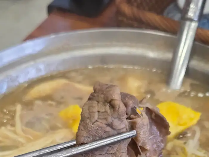 국자로 건져 올린 흑돼지 고기