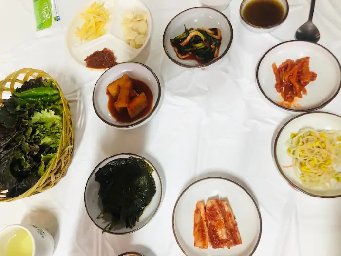 다양한 종류의 정갈한 밑반찬들이 식탁을 채우고 있다.