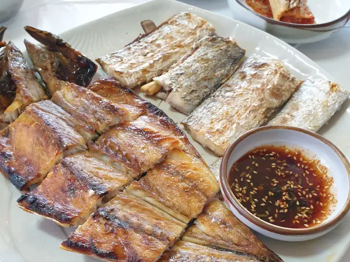바삭하게 구워진 생선구이와 소스