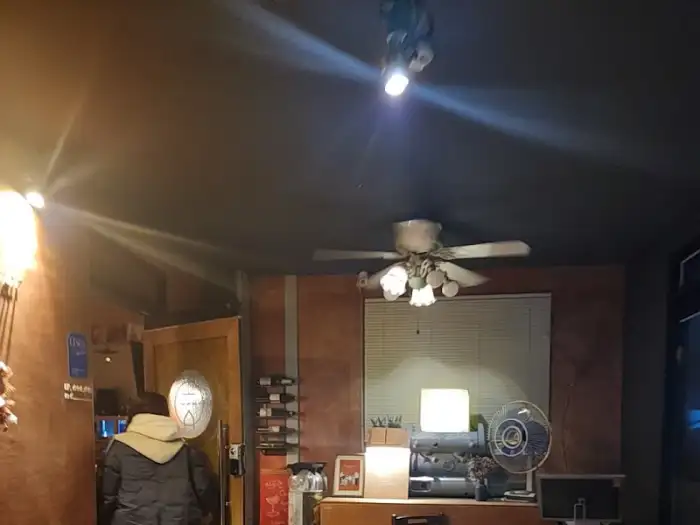 매력적인 실내 조명과 천장 모습
