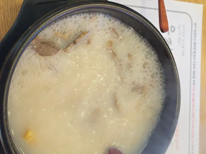 김이 나는 곰탕 뚝배기