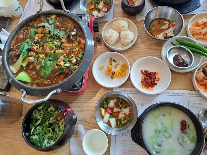푸짐한 매운 곱창 갈비찜과 곁들임 메뉴