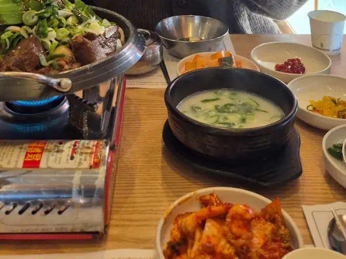 곰탕과 갈비찜, 그리고 반찬들