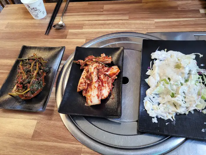 칼국수집 김치와 샐러드
