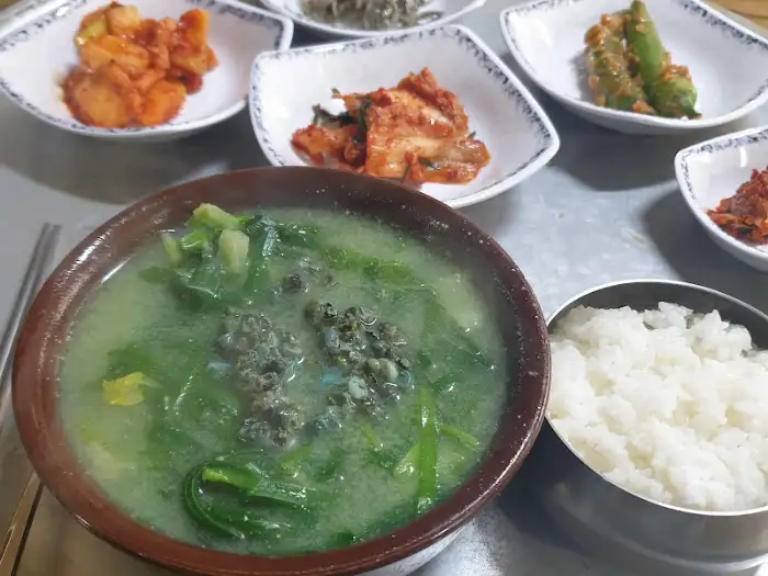 테이블 전체 모습, 고디탕과 밥, 반찬 구성