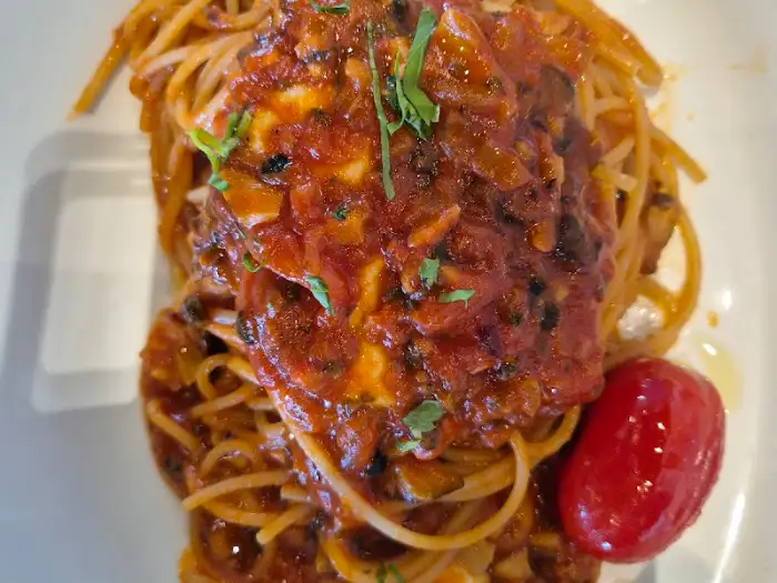 진한 토마토 소스가 듬뿍 올려진 파스타