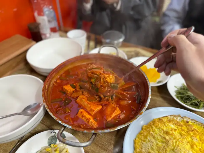 밥에 비벼 먹는 모습