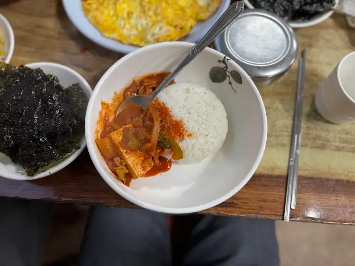 밥 위에 찌개 얹은 모습