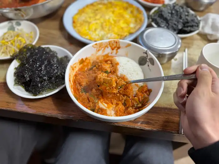 비벼놓은 밥과 찌개