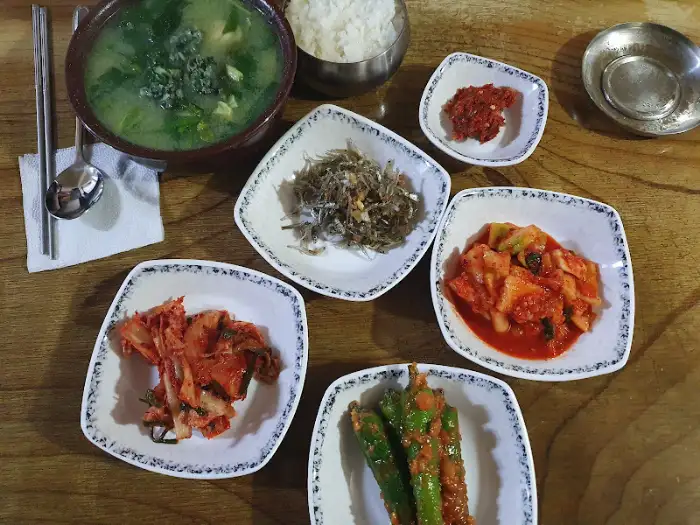 테이블 위에 차려진 고디탕과 밥, 반찬들