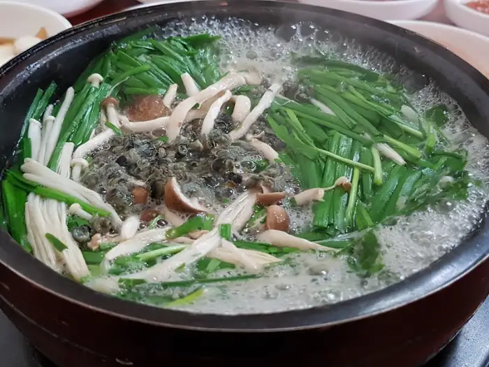 다슬기 토장탕과 채소