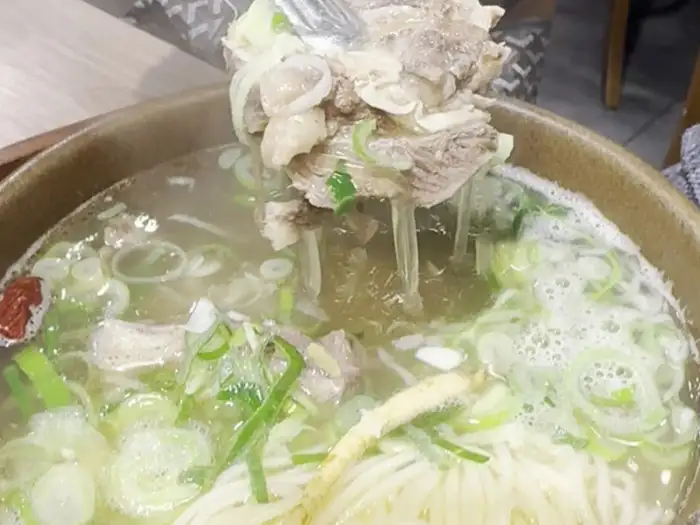 갈비탕 속 큼지막한 갈빗대