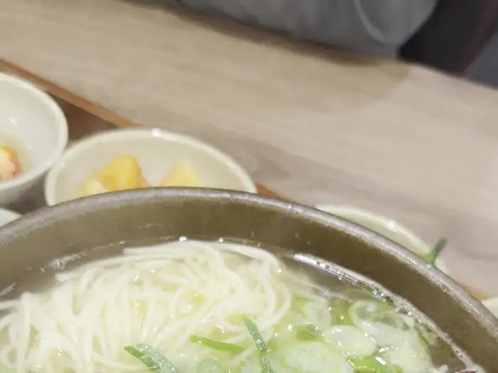 갈비탕에 담긴 쫄깃한 중면 사리