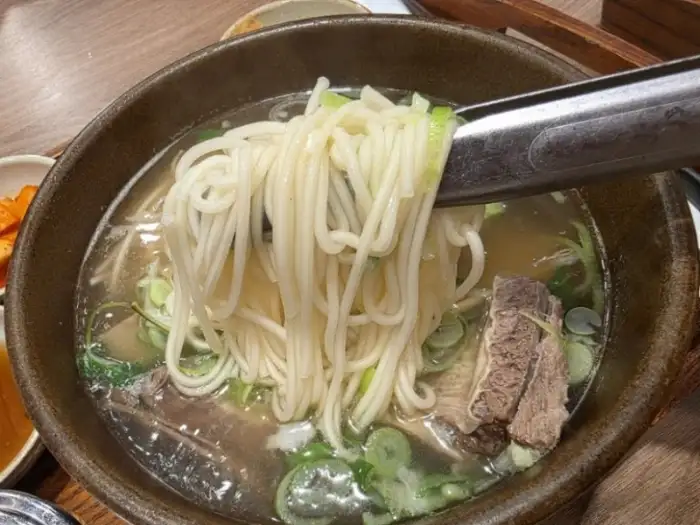집게로 집어 올린 쫄깃한 면발