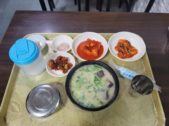 밑반찬과 국밥